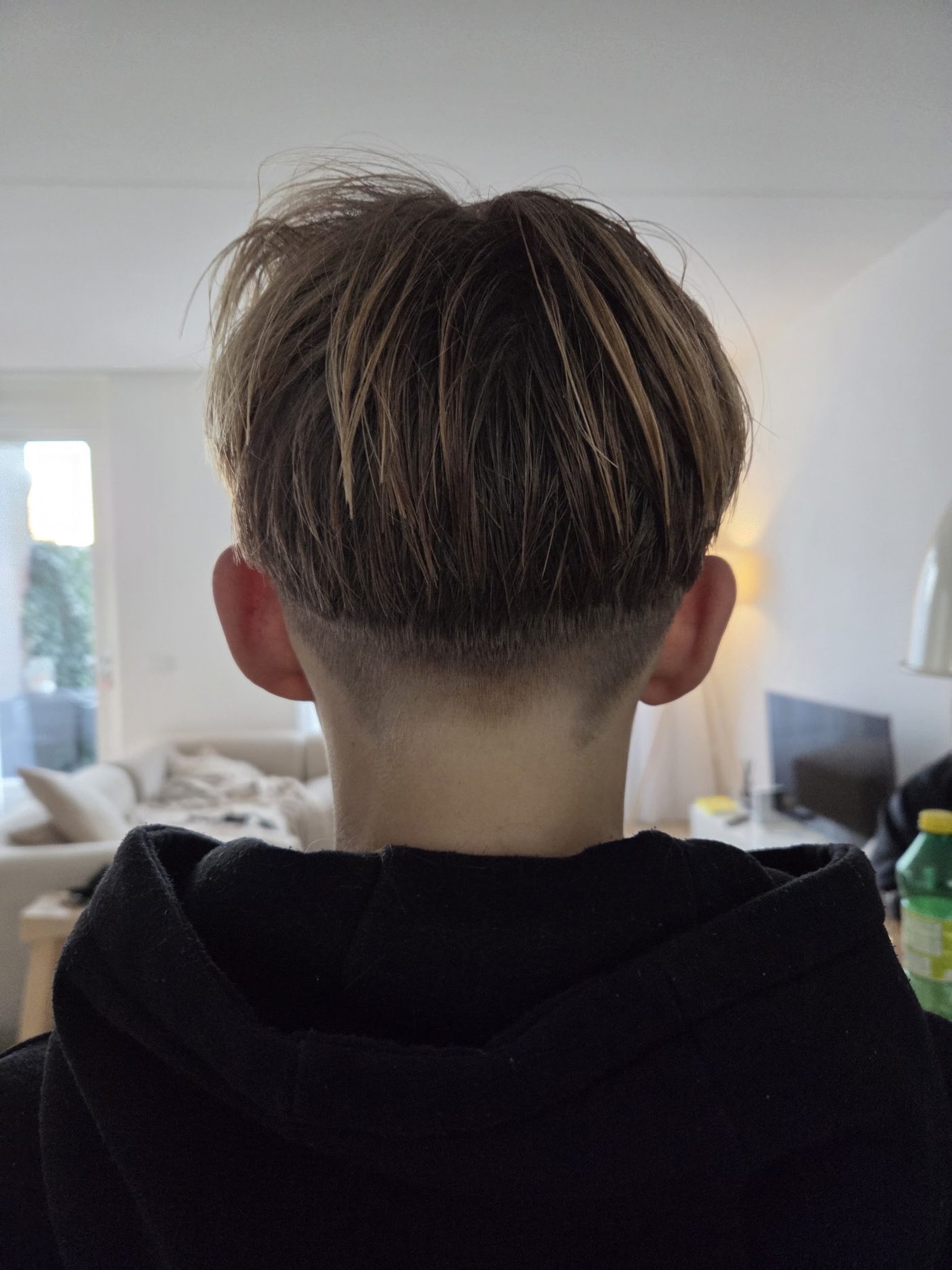 Kort geknipt haar met een opgeschoren onderkant, van achteren
