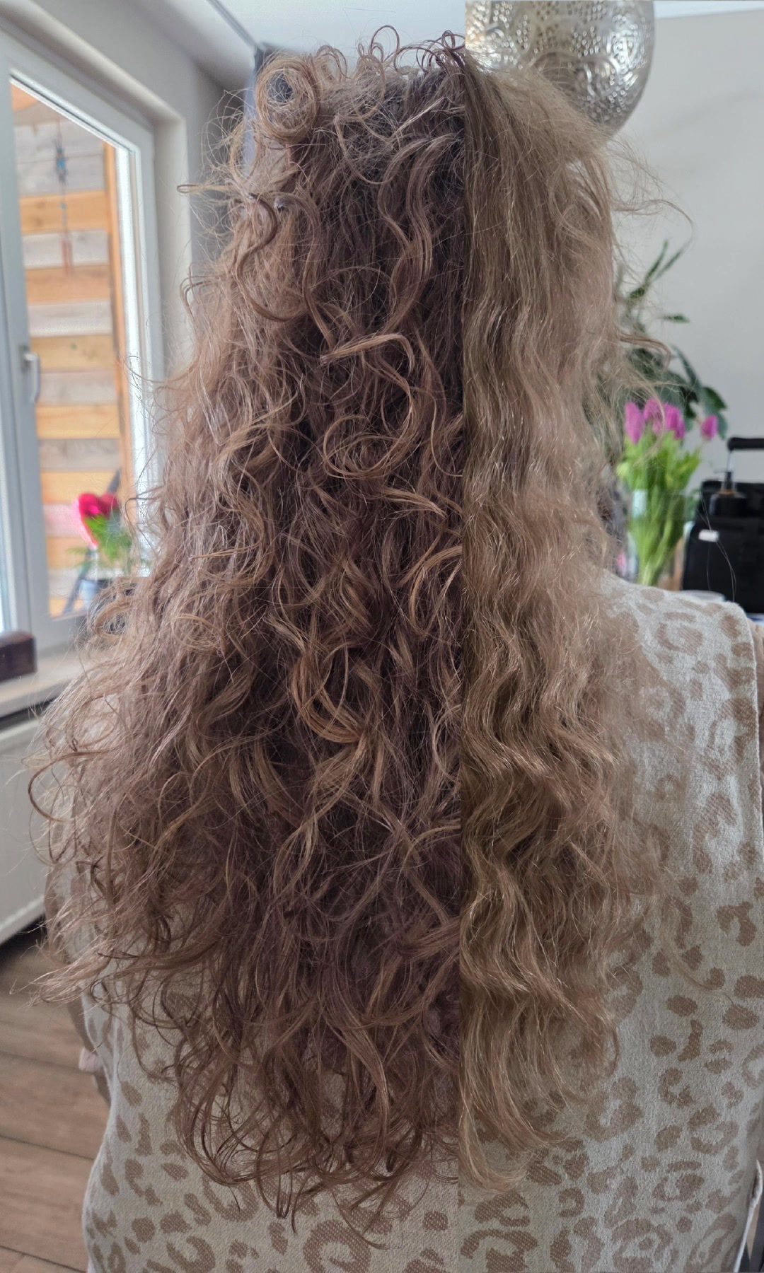 Lange krullen van achteren: de linkerhelft gestyled met gedefinieerde krullen, de rechterhelft nog niet